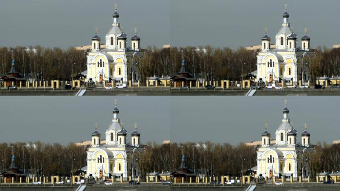 带有金色十字架的俄罗斯东正教圣殿