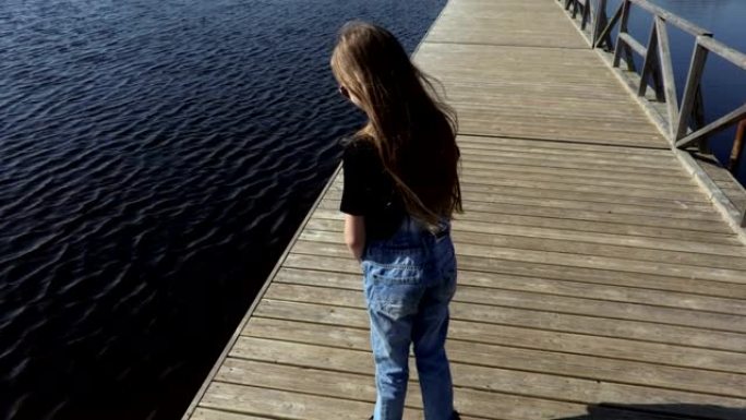 湖浮桥上的小女孩