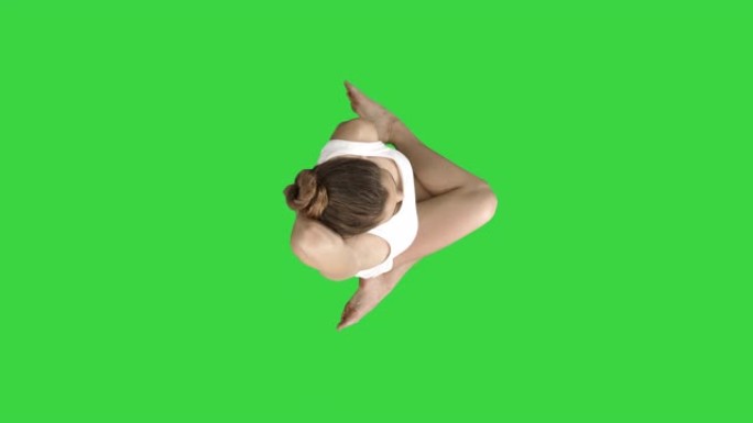 瑜伽或普拉提运动没有垫子Gomukasana，牛脸姿势在一个绿色屏幕，色度键