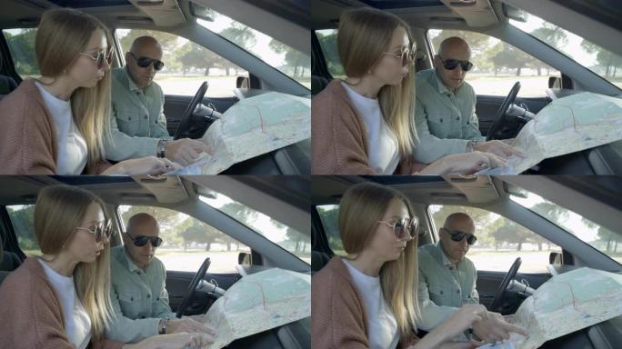 夫妇坐在车里看地图