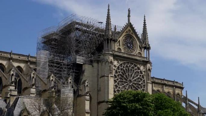 2019年4月大火后巴黎圣母院的暗示性观点