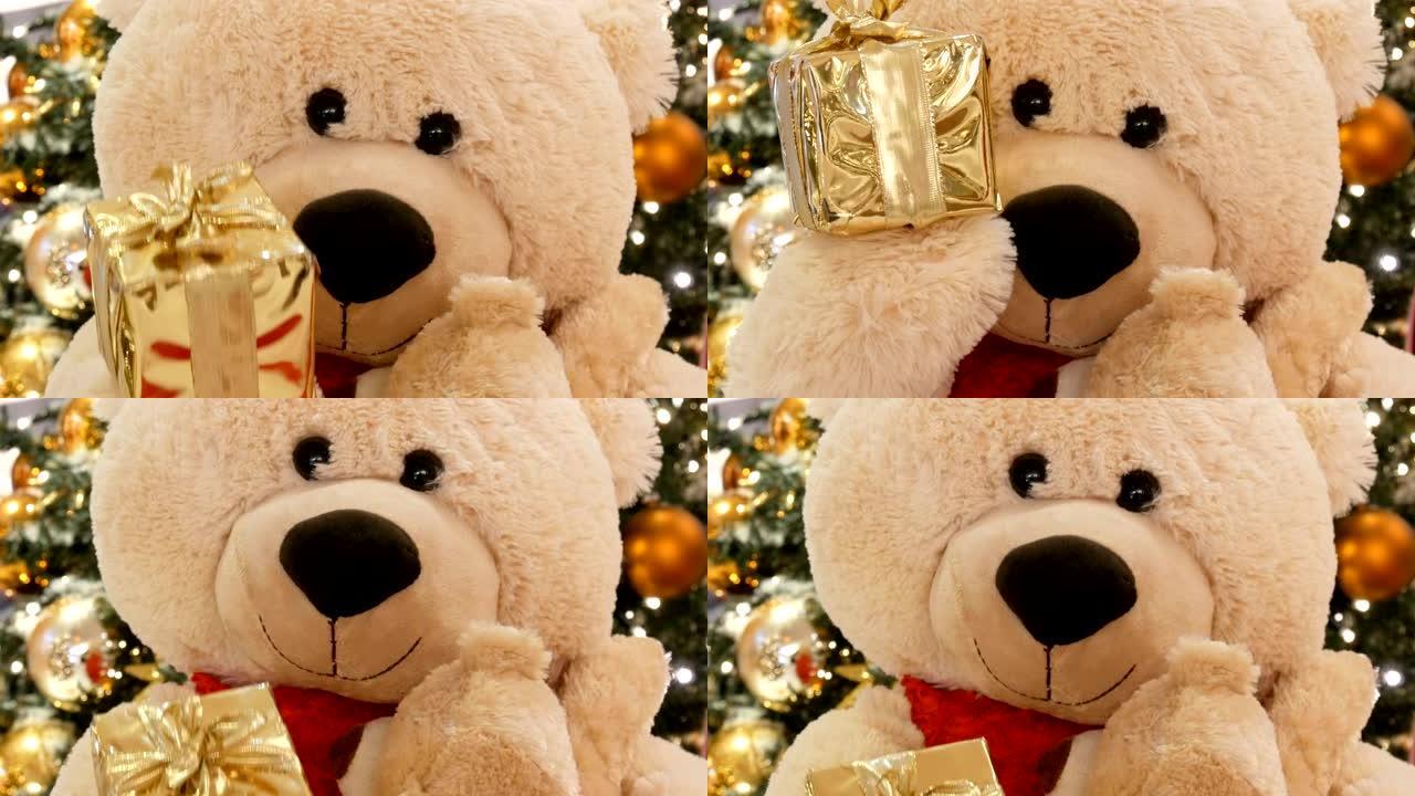一只白色的泰迪熊，手里拿着一个盒子，爪子里放着礼物，在圣诞树的背景上移动特写