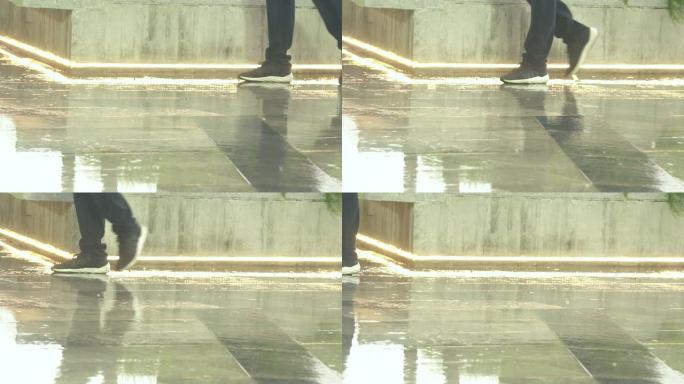 在雨中行走: 慢动作