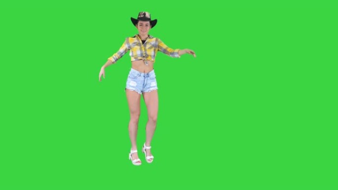 牛仔女孩在绿色屏幕上跳舞，色键