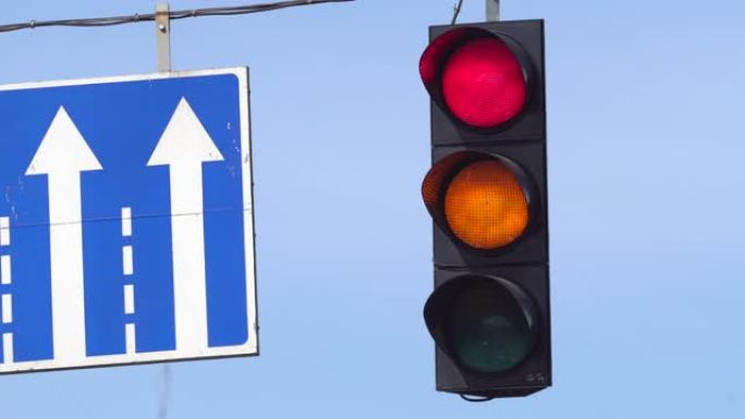道路上方的交通信号灯调节道路。特写。换红绿灯。交通法规和驾驶安全