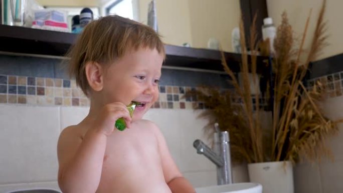 刷牙背景。牙刷和婴儿。第一颗牙齿。乳牙用牙膏。婴儿在浴室刷牙。口腔医学概念。小儿科。医改。