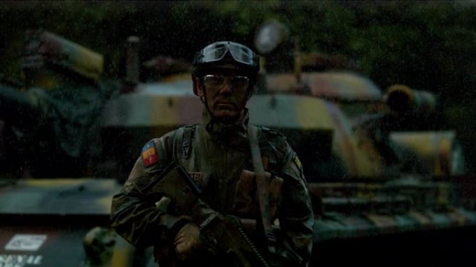 雨中的士兵，慢镜头
