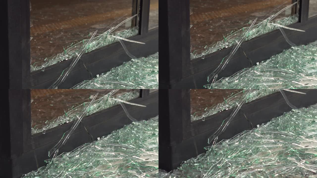 玻璃破碎的窗框特写。窗户上的小块碎玻璃。故意破坏威胁私有财产。保险，安全系统和视频监控以保护财产