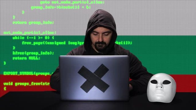 黑客在他的笔记本电脑上键入代码黑客，背景中有保加利亚国旗，代码动画覆盖