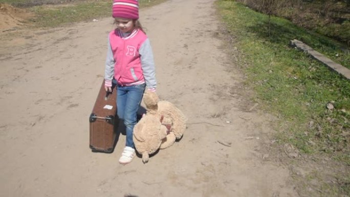 女孩在路上，手里拿着手提箱和玩具熊