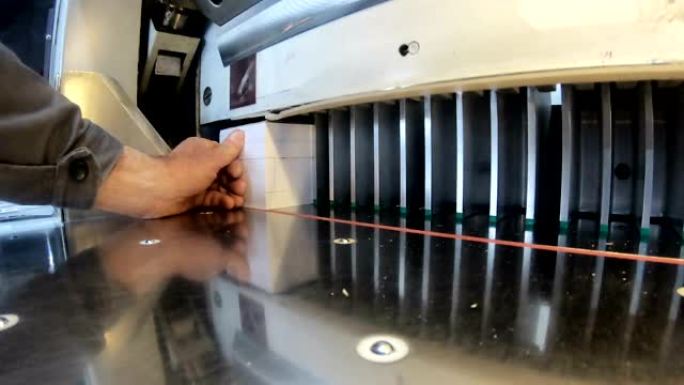 在胶印车间切割断头台或切纸机
