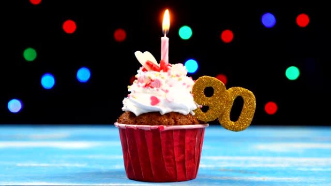 美味的生日蛋糕，蜡烛燃烧，彩色模糊灯光背景上有90号