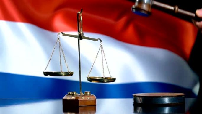 平衡和木槌与荷兰国旗