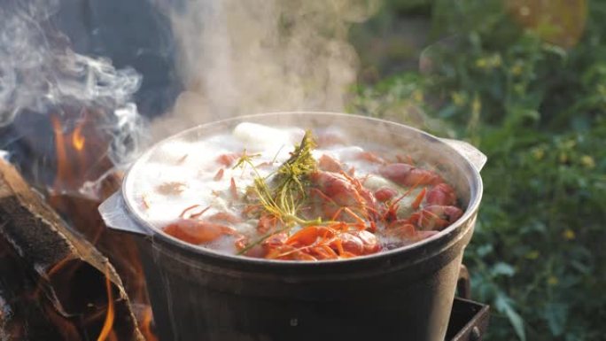 小龙虾在水中煮香料和香草。热煮小龙虾。龙虾特写。顶视图。