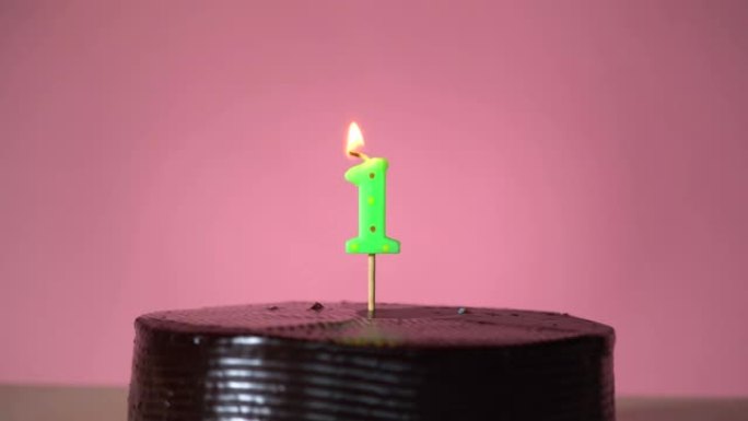 带有灯芯照明的巧克力生日蛋糕试图吹灭蜡烛