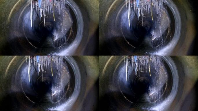 黑暗的地下下水道圆形混凝土隧道。工业废水和城市污水流抛污水管