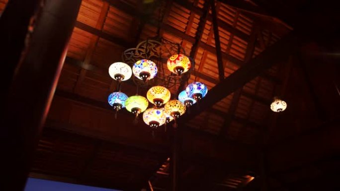 彩色土耳其马赛克玻璃灯具室内黄昏房间。