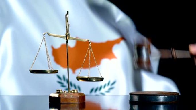平衡和木槌与塞浦路斯国旗