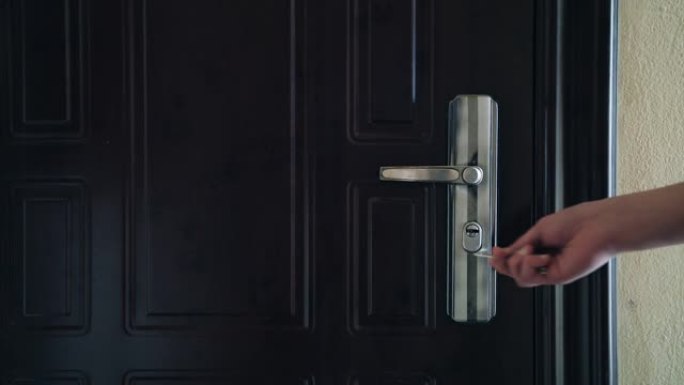 当门打开时，关闭门把手。新希望的象征，新的开始和进入