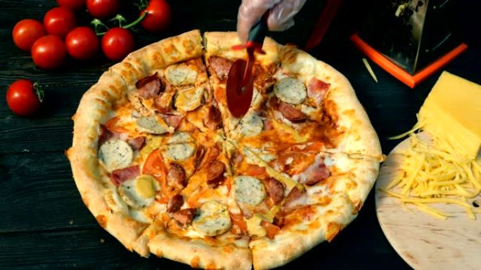 用特殊的刀将比萨饼切成薄片，用香肠，番茄和奶酪切成薄片。