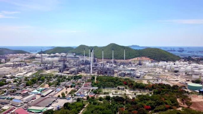 泰国春武里府Laem Chabang工业工程概念中的石化炼油厂和海洋的鸟瞰图。油气罐行业。现代工厂。