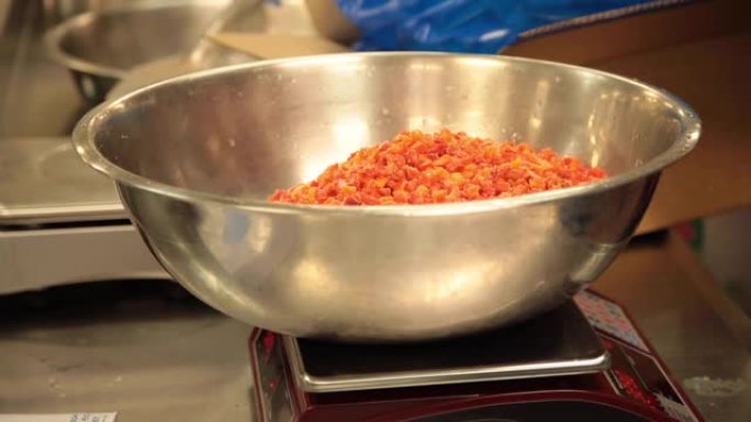 商用厨房食品制备-冷冻红辣椒按比例测量