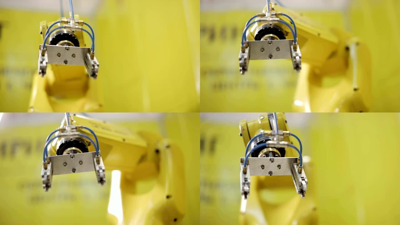 工业机器人手臂在工厂活动