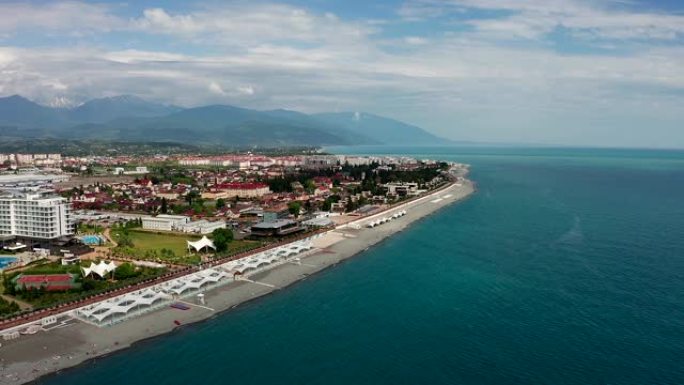 空中视频拍摄。俄罗斯索契的黑海沿岸。山景。休息和娱乐的地方。海岸上的旅馆和房屋。娱乐和娱乐的基础设施