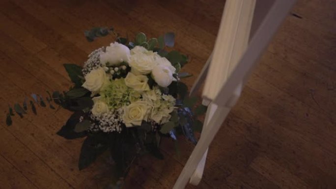 地板上的婚礼花束-库存视频。