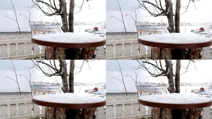 下雪天外面铺着雪的木桌