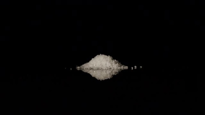 停止运动: 盐在镜面中出现并反射