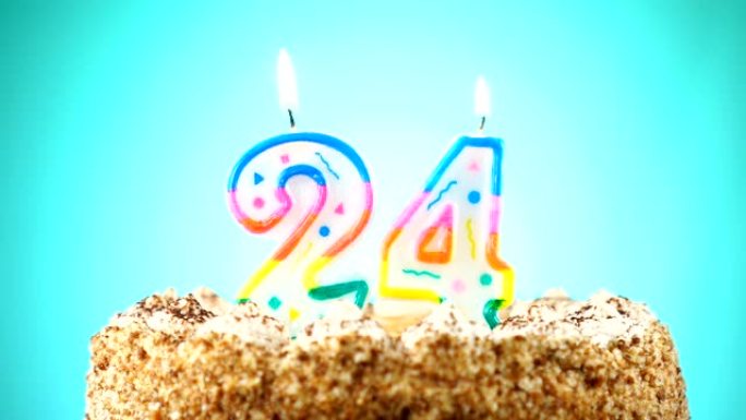 带有燃烧的生日蜡烛的生日蛋糕。24号。背景改变颜色