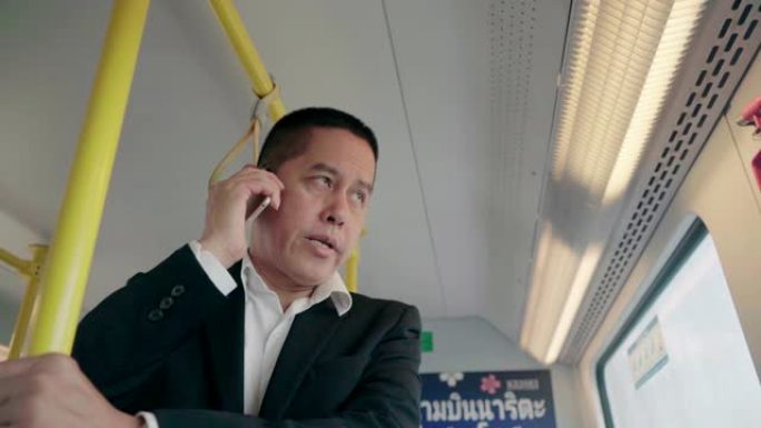 坐火车旅行时使用电话的商人。