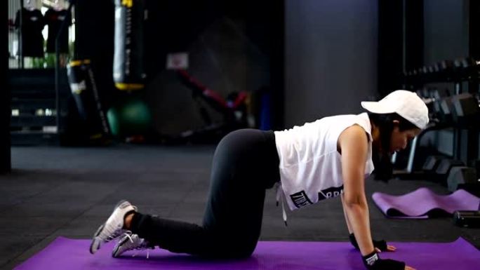 强壮的年轻女性在健身房锻炼