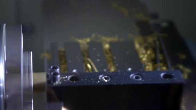 金属加工铣床。在工厂生产精美的黄金细节。用于金属加工的机床。用电机加工金属工件。金属火花。