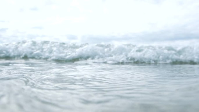波浪冲向摄像机，越过摄像机顶部，康沃尔菲斯特拉尔海滩，5 X慢动作。