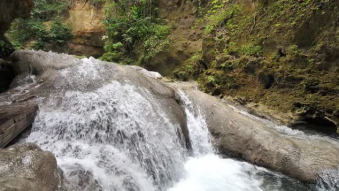 美丽的凉爽蓝洞 (Blue Hole) 是牙买加奥乔里奥斯 (Ocho Rios Jamaica) 