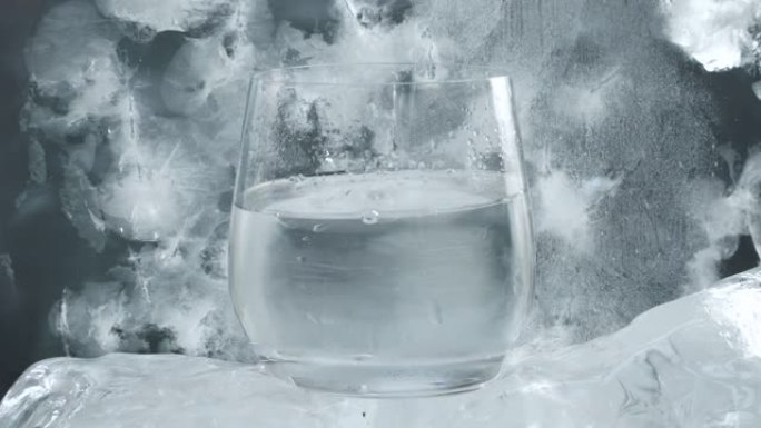 将水滴入冰底的水晶玻璃中。天然矿泉水设计理念。