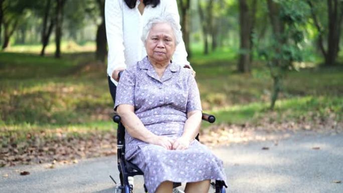 帮助和护理亚洲老年或老年老太太病人坐在轮椅上在护理医院病房: 健康强大的医疗理念