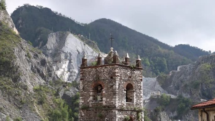 教堂的钟楼用白色大理石卵石建造。