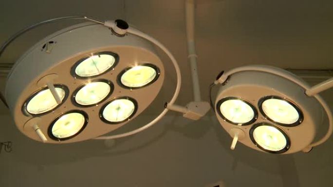 一个人的轮廓穿过黑暗的走廊，走向光明的未来。一个商人的鬼魂。成功之路。