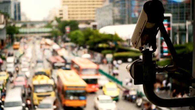 闭路电视摄像机的特写镜头，用于城市的交通和安全。模糊的城市背景。