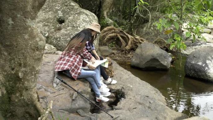 一群年轻的亚洲女性在热带森林徒步旅行，冒险放松周末概念。