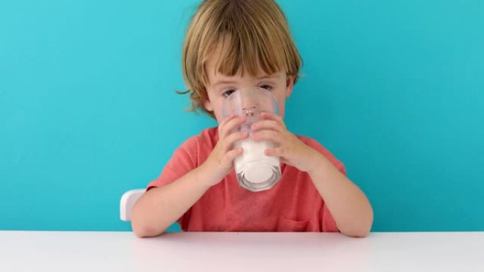 可爱的小男孩正在喝牛奶