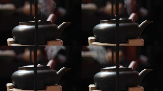 传统的中国金属茶壶在粘土炉上煮沸茶道的水。特写。4k