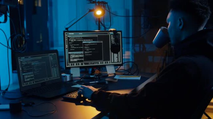 hoodie中的黑客使用计算机进行网络攻击