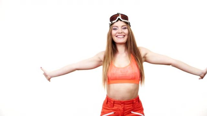女人性感热滑雪者模特穿着合身的胸罩滑雪护目镜玩得开心
