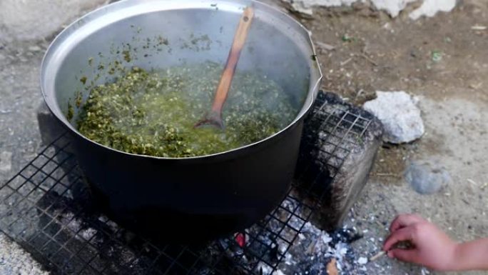 Madı mak大型花盆正在烹饪，madı mak食物作为新鲜草消耗，