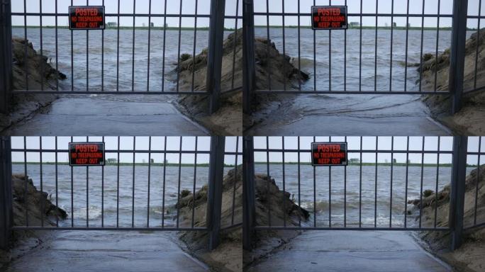 夏季，在被水淹没的码头附近没有侵入围栏