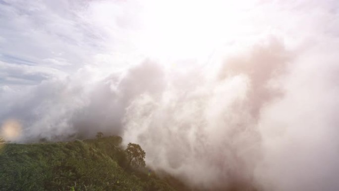 在泰国碧差汶的Phu Thap Boek，蓝天云雾的山峰经过4k